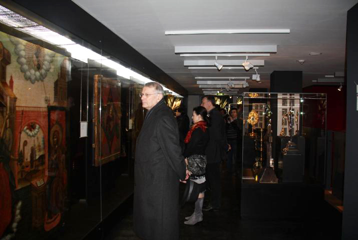 Экспозиции: Посетители раздела выставки, расположенной в зале Музее кафедрального Собора Франкфурта
