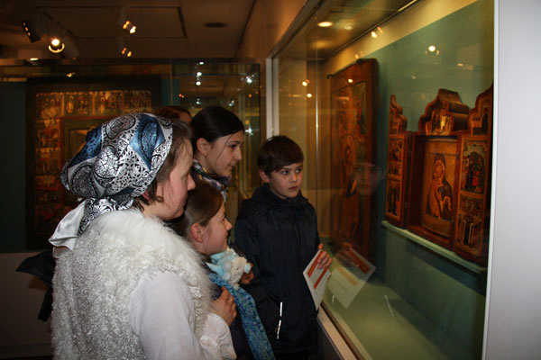 Экспозиции: Одни из первых посетителей выставки - учащиеся воскресных школ православных приходов Германии
