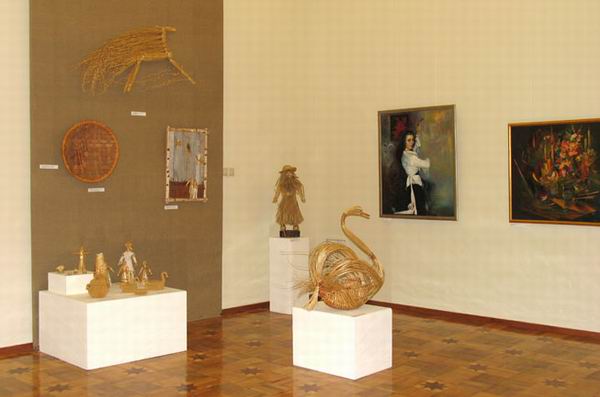 Экспозиции: Выставка произведений соискателей премии в области литературы и искусства за 2005 год
