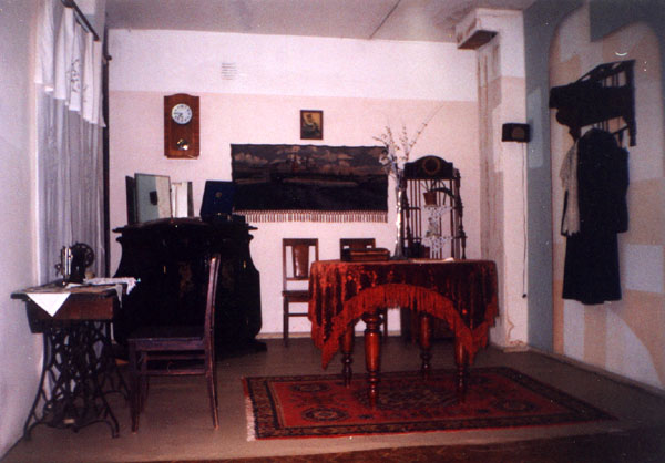 Экспозиции: Экспозиция Интерьер комнаты периода 50-х гг.
