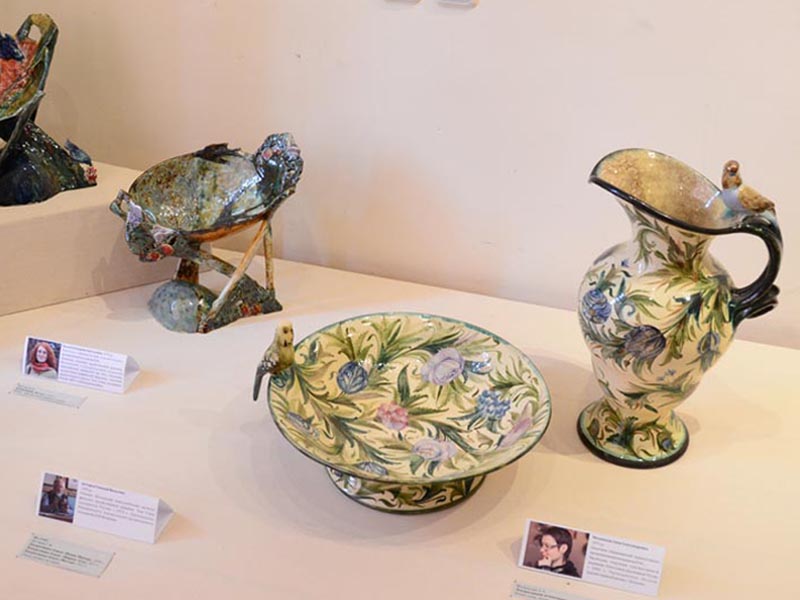 Экспозиции: 2.	Работы мастеров керамики, выставленные на «Весеннем салоне – 2001». Сергиево-Посадский музей-заповедник
