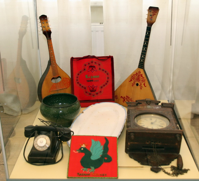 Экспозиции: Дни дарений.2009 г..  Стенд с предметами, подаренными Национальному музею РТ
