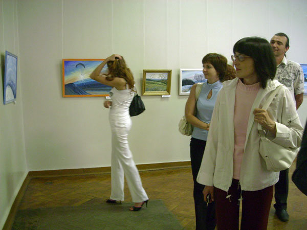 Экспозиции: Посетители на выставке Давида Левашенко
