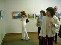 Посетители на выставке Давида Левашенко
