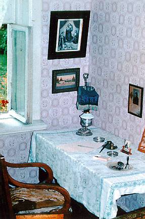 Экспозиции: Комната с альковом. Рабочий стол писателя.
