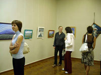 Посетители на выставке Давида Левашенко
