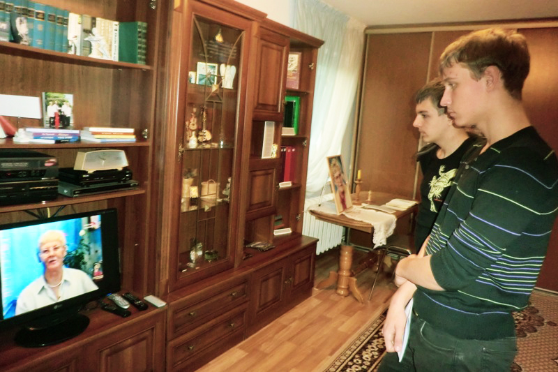 Экспозиции: Посетители музея смотрят телепередачу Гордость России, посвященную Зое Куприяновой
