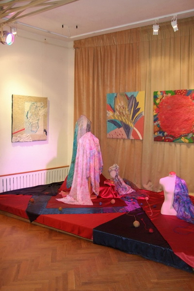 Экспозиции: Вид экспозиции выставки работ О.Козловой и Ю.Леонова

