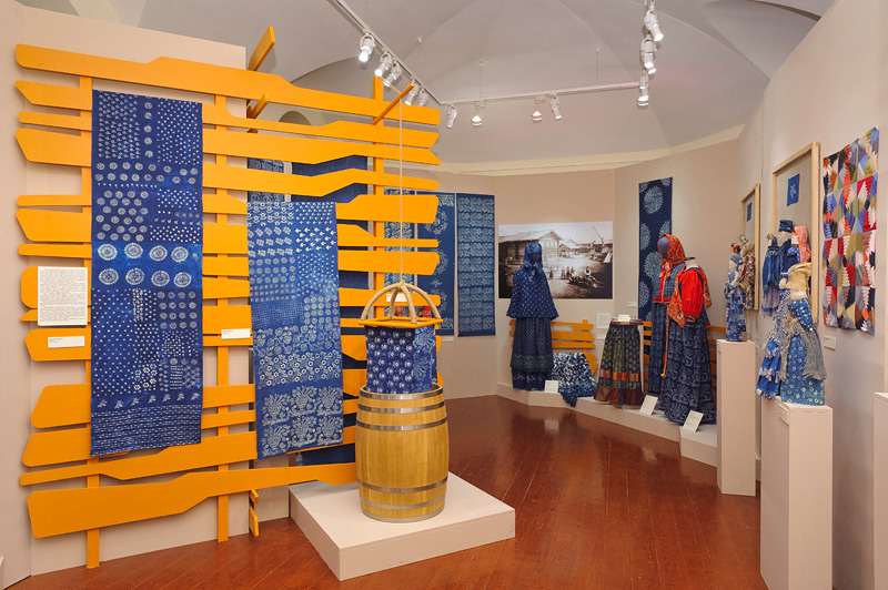 Экспозиции: Выставочный проект “Куб, манеры и синюха. Искусство кубовой набойки”

