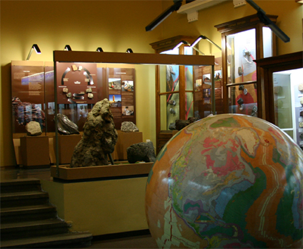 Экспозиции: Геологический зал
