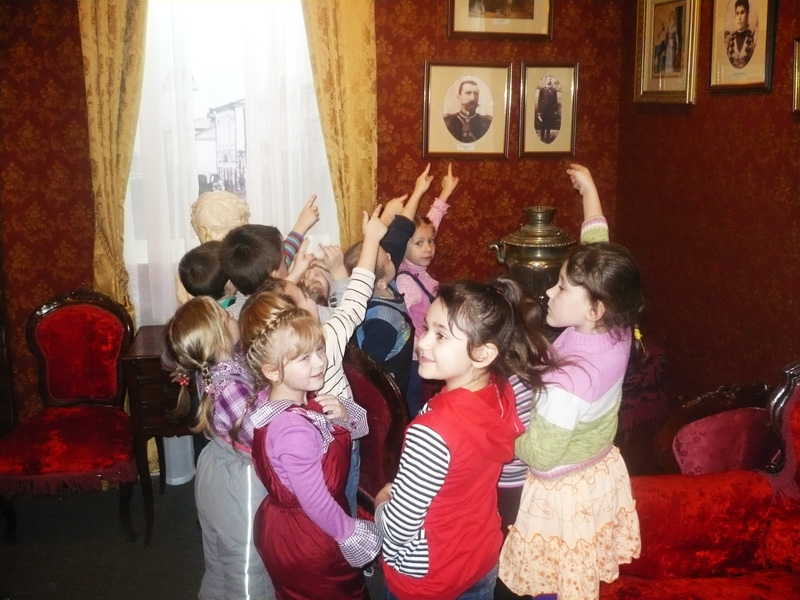 Экспозиции: Воспитанники детского садика в музее
