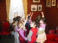 Воспитанники детского садика в музее

