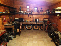 Экспозиции: Инсталяция мастерской-гаража
