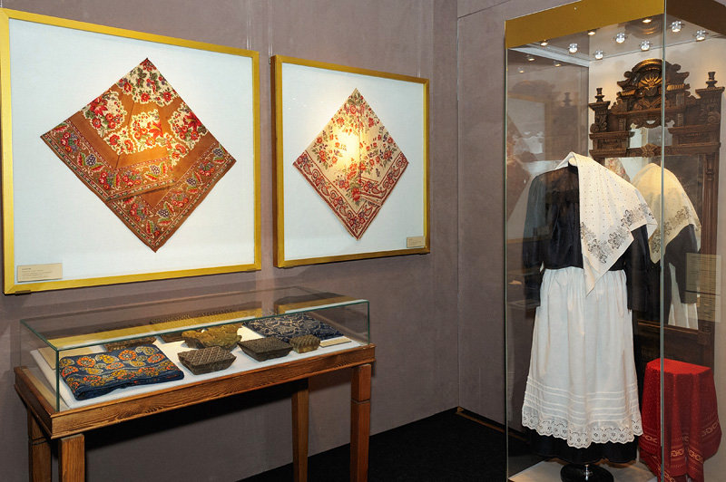 Экспозиции: Выставочный проект “Русские ситцевые платки XIX – начала XX века”
