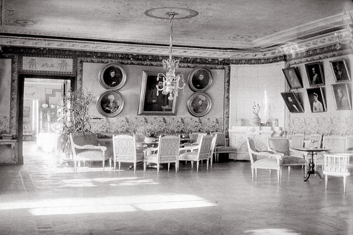 Экспозиции: Парадная гостиная дома Гончаровых. Фото начала  XX в.
