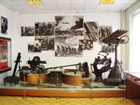 Экспозиции: Подиум с оружием в музее Северо-Западного фронта
