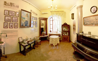 Экспозиции: Мемориальная комната, где воссоздана обстановка  дома начала XX века
