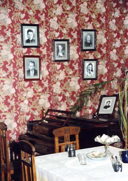 Экспозиции: Интерьер квартиры. На стене - портреты писателей, бывавших  в доме Ш. Камала
