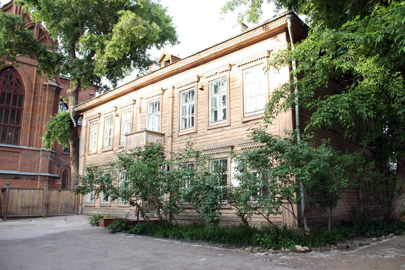 Экспозиции: Вид на дом, в котором располагается мемориальная квартира А.Н. Толстого
