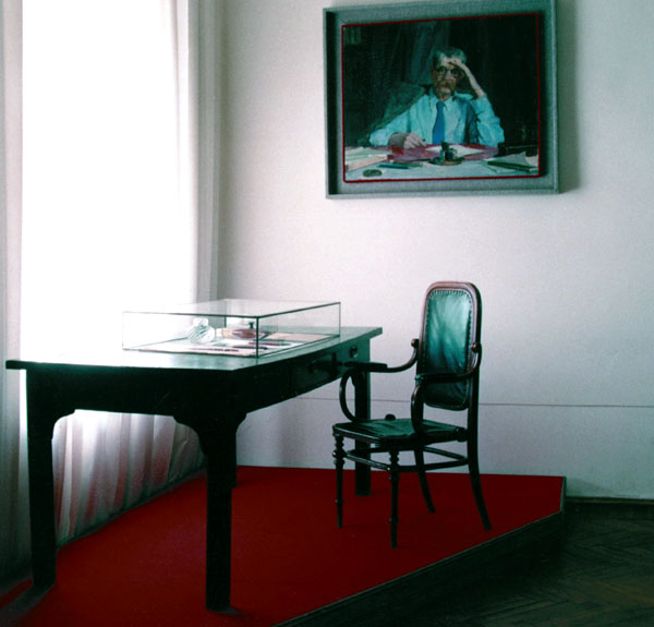 Экспозиции: Письменный стол А.М. Горького и кресло  из грушевого дерева
