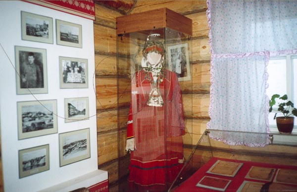 Экспозиции: Комплект женской татарской одежды. конец XIX в.
