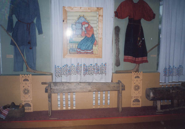 Экспозиции: Фрагмент выставки Вологодский лён, орудия труда для обработки льна

