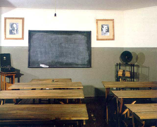 Экспозиции: Класс Центральной антифашистской школы в г. Красногорске (реконструкция)
