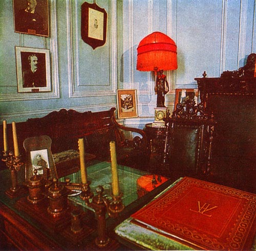 Экспозиции: Мемориальный кабинет А.К.Глазунова в музее
