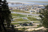 Вид с горы на памятник природы Самаровский останец. Археопарк
