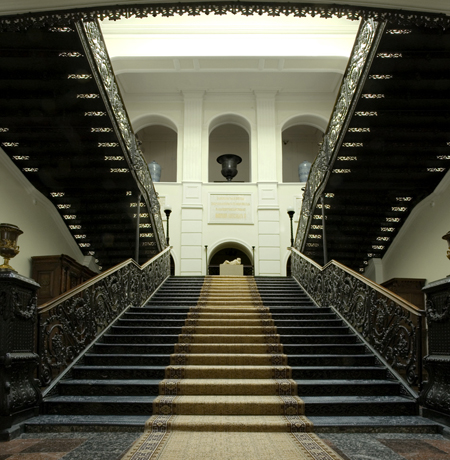 Экспозиции: Лестница в историческом здании
