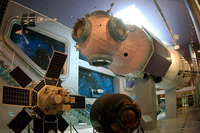 Экспозиции: Полномасштабный макет базового блока орбитального  комплекса Мир (сверху), ИСЗ Интеркосмос-1 (слева), спускаемый аппарат КК Союз-37 (справа)
