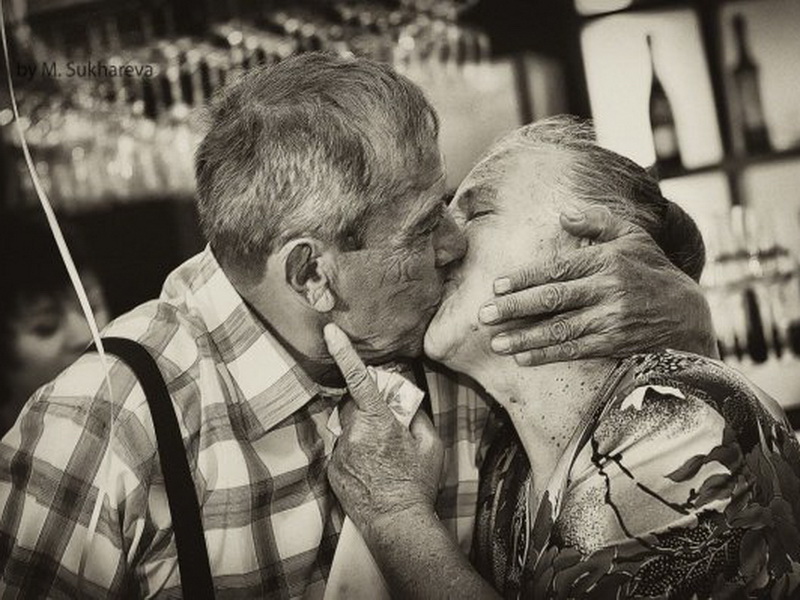 Поцелую дедушку. Поцелуй пожилых. Старики обнимаются. Поцелуй пенсионеров. Старики целуются.