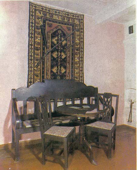 Экспозиции: Зал. Преддиванный столик, за которым работал М.Ю.Лермонтов
