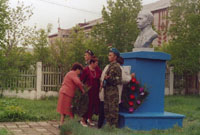 Возложение венков к памятнику Героя Советского Союза Пименова И.Т., 9 мая 2001
