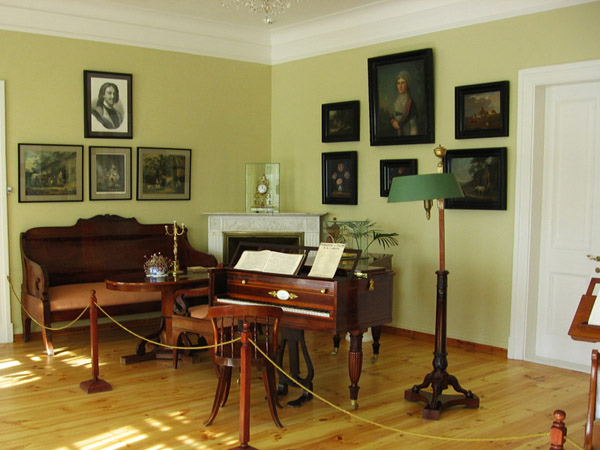 Экспозиции: Гостиная дома-музея Осиповых и Вульф в Тригорском
