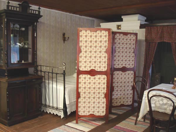 Экспозиции: Мемориальная комната семьи Фурмановых.
