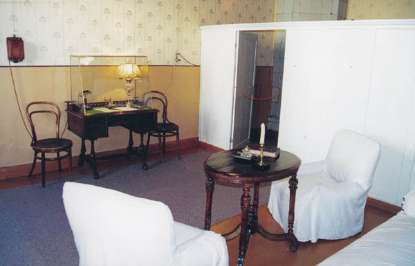 Экспозиции: Фрагмент экспозиции. Жилая комната В.И.Ленина и Н.К.Крупской в Смольном
