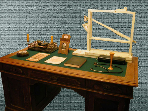 Экспозиции: Письменный стол с дубовой столешницей. 1930-е гг.
