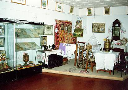 Экспозиции: Выставочный зал с комнатой 30-40ых годов XXвека. 1995г.
