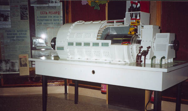 Экспозиции: Действующий макет генератора. Т3В -800 -2У3 (ОАО Электросила г.С-Петербург)
