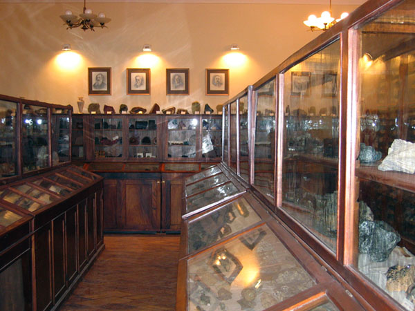 Экспозиции: Зал минералогии
