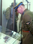 Участник фестиваля Горячая зима изучает материалы выставки о Советско-финской войне
