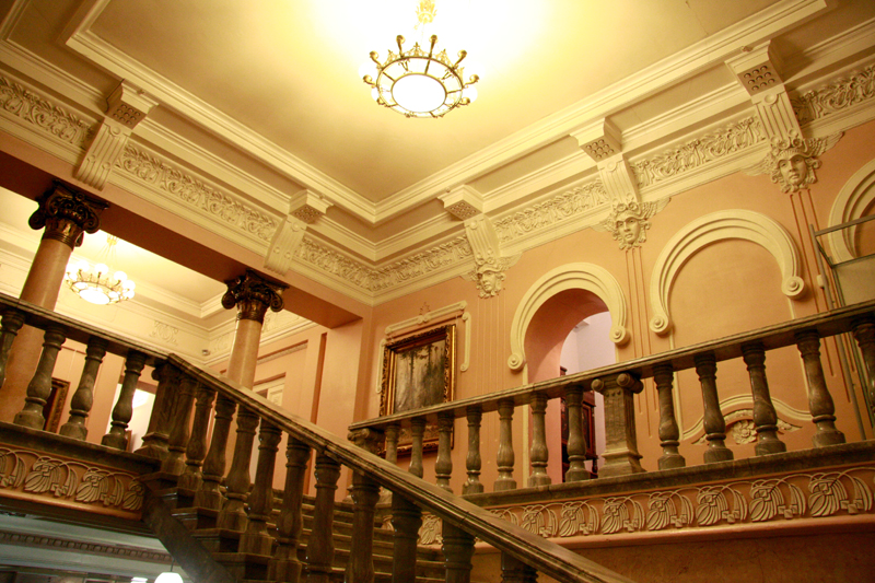 Экспозиции: Главная лестница музея
