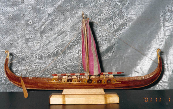 Экспозиции: Парусно-гребной корабль викингов XVIIIв. Модель.

