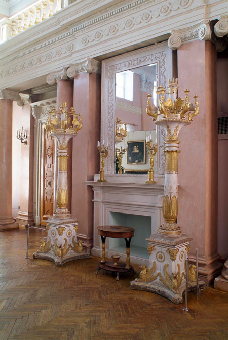 Экспозиции: Фрагмент интерьера парадного зала дворца
