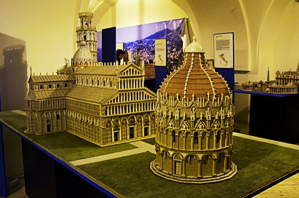 Экспозиции: Соборная площадь Пизы. Макет. Выставка Италия в миниатюре
