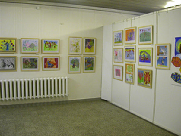 Экспозиции: Выставка детского рисунка, посвященная музею павлина
