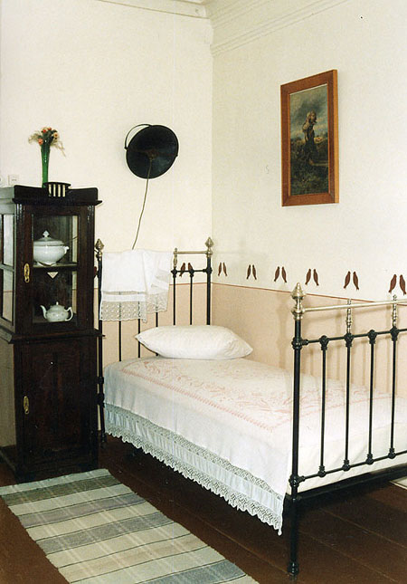 Экспозиции: Мемориальная комната - кабинет Б. Пастернака. Кровать
