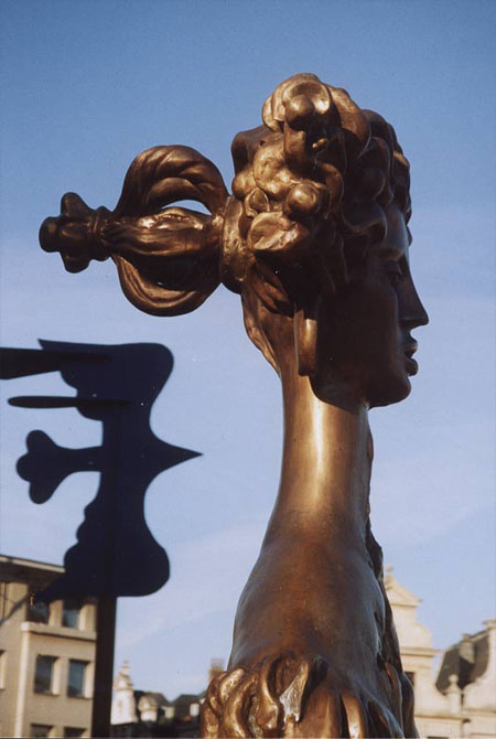 Экспозиции: Cкульптура Александра Бурганова на площади Монт-дез-Артс
