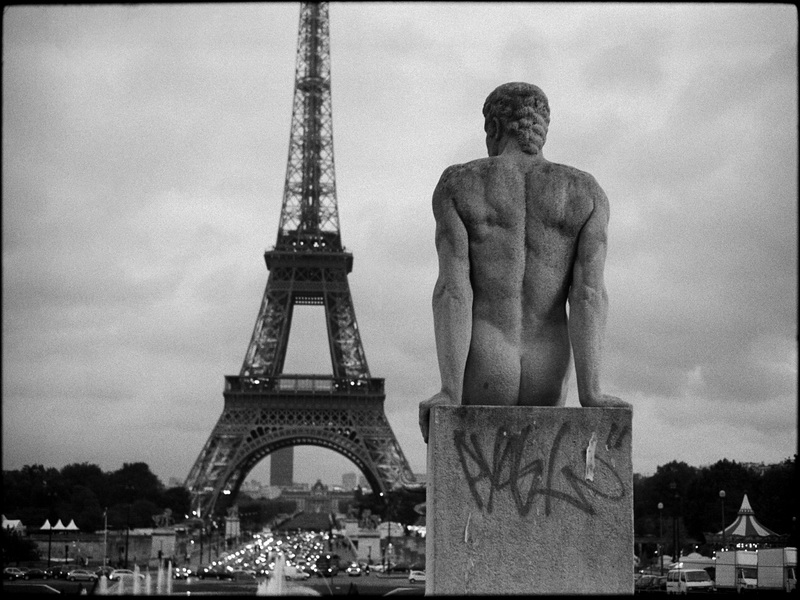 Экспозиции: Париж. Эйфелева башня. 2003. Черно-белая фотография.
